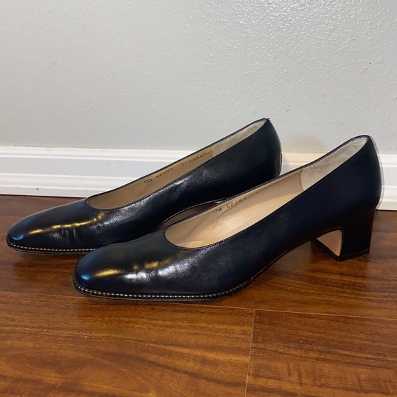 Salvatore Ferragamo Women’s Block Heels Navy Blue Detail Around Toe Size 9.5 - Picture 4 of 9